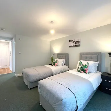 Classy 2 Bedrooms With 2 Bathrooms * Bristol