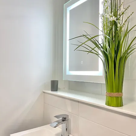 Classy 2 Bedrooms With 2 Bathrooms Lägenhet Bristol