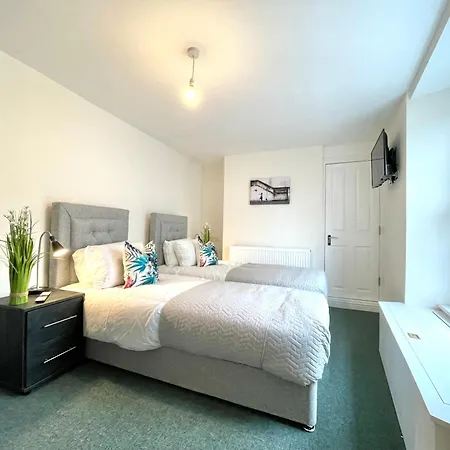 Classy 2 Bedrooms With 2 Bathrooms Bristol