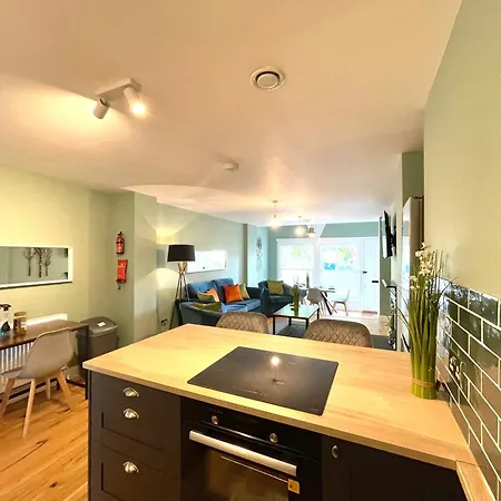 Classy 2 Bedrooms With 2 Bathrooms Lägenhet Bristol